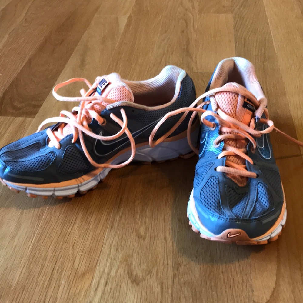 Nike Pegasus 28 tennis shoes